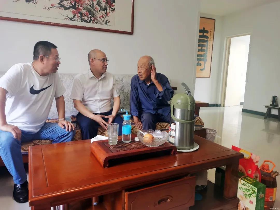 中秋前夕，，集团向导走访慰问离休老干部和老向导_天游国际-官网